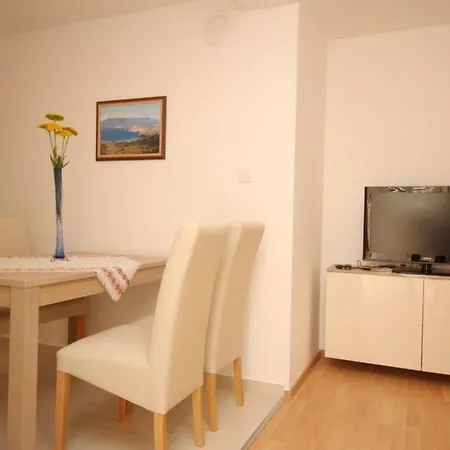 In Mit Eigener Terrasse Apartment Baska (Krk)